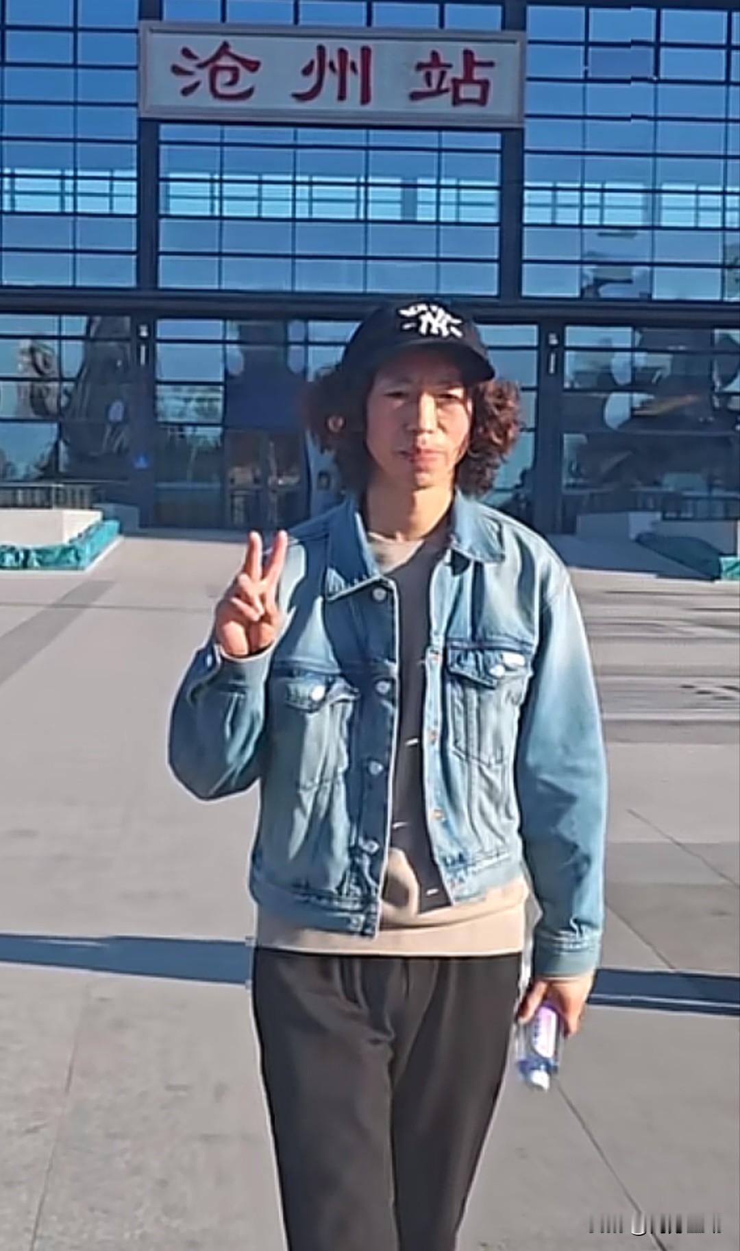 圣诞夜晚，庞麦郎来到了武术之乡河北沧州巡演，当《我的滑板鞋》旋律在沧州唐潮娱乐响