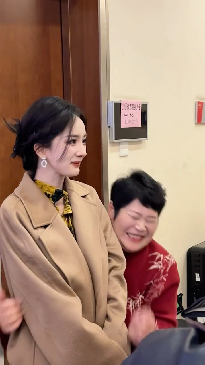 不行了太好笑了🤣我还以为房主任要把杨幂举起来（bushi ​​​