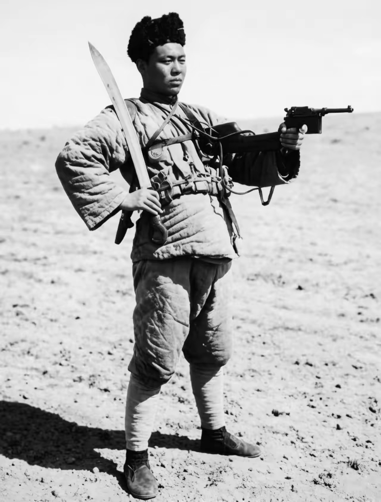 别以为抗战时让日军怕的都是扛中正步枪、戴钢盔的中央军，这张老照片里穿厚棉袄、戴毡