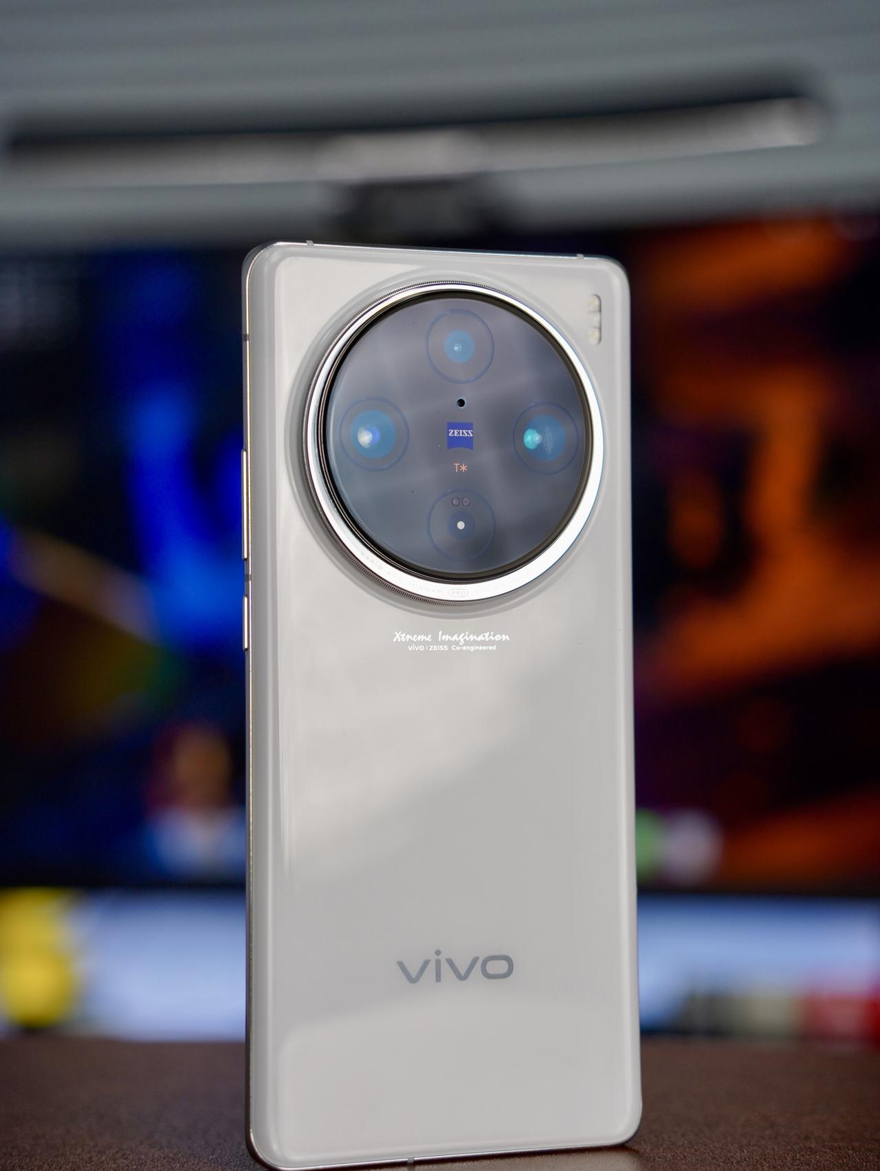 vivo X100 Pro：细节感接近满分。

1，镜头模组很大，但是边缘设计了