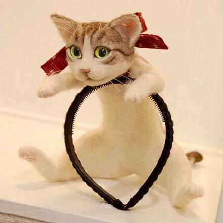 戴猫耳卖萌已经过时了，最新的潮流是猫形发夹…别低头，喵会掉，鼠会笑