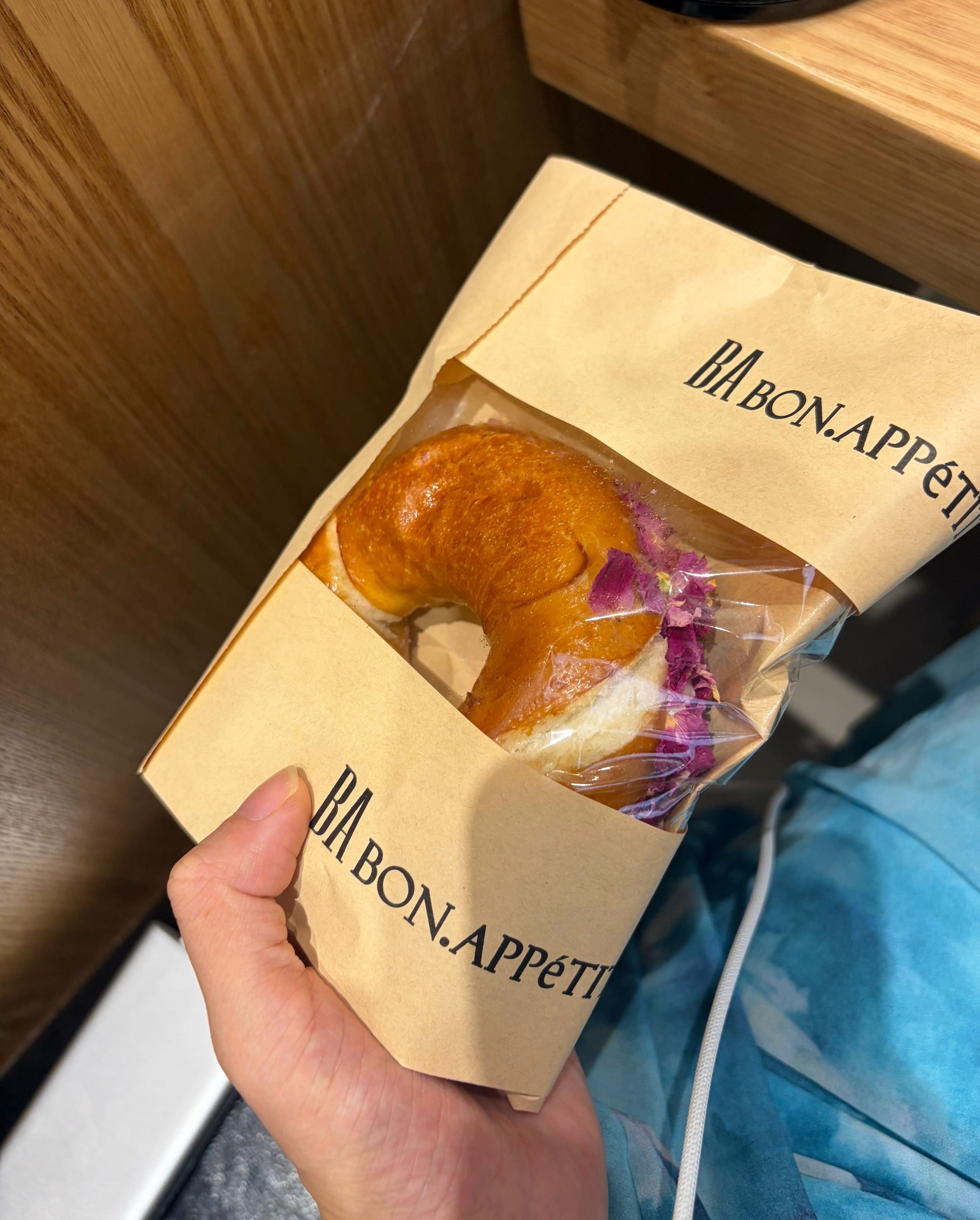 不负盛名的玫瑰乳酪贝果🥯。我一不吃乳酪，二不爱玫瑰味，都觉得好吃！ 