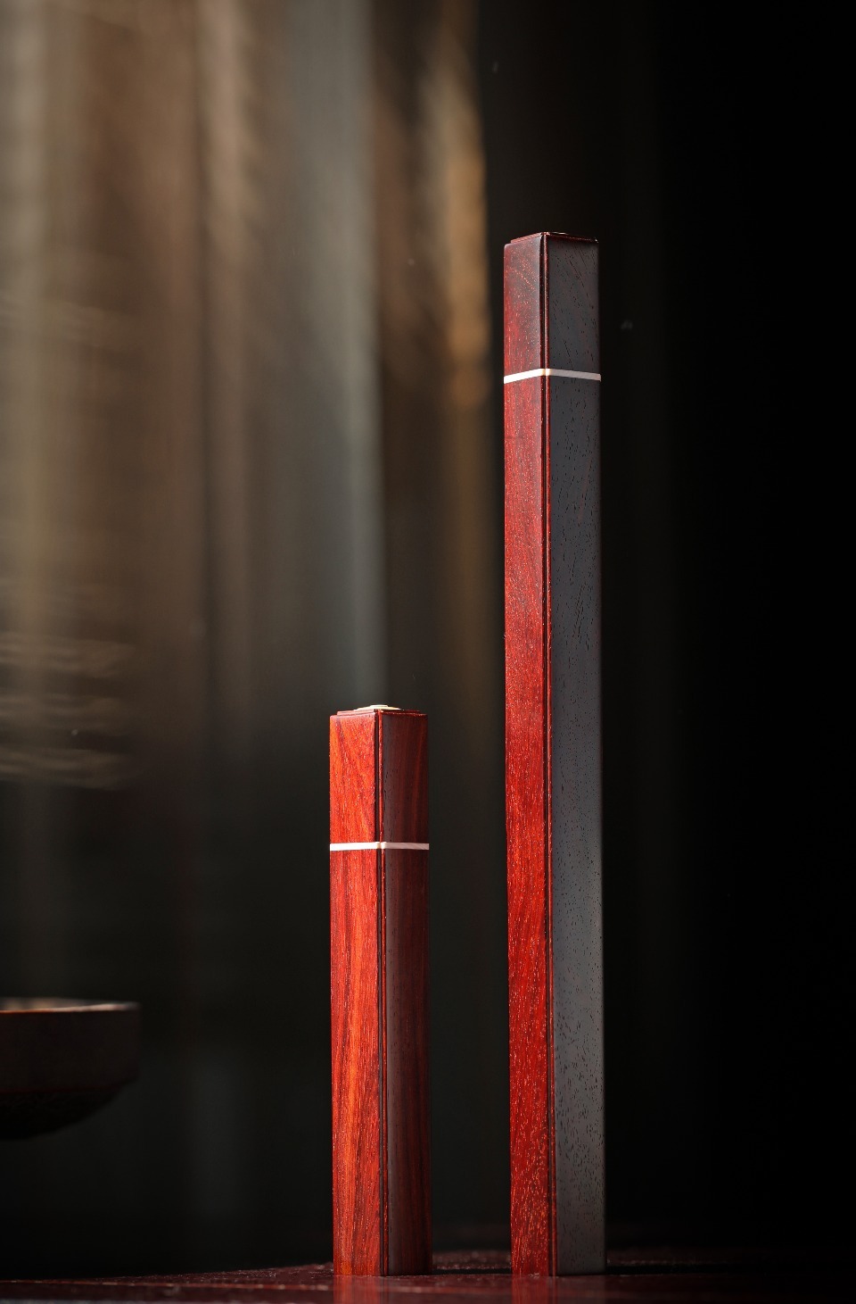 紫檀 |  线香筒器型简约雅致，盒口衔接紧密，周身光素，包浆润泽。头尾部层层镶鹿