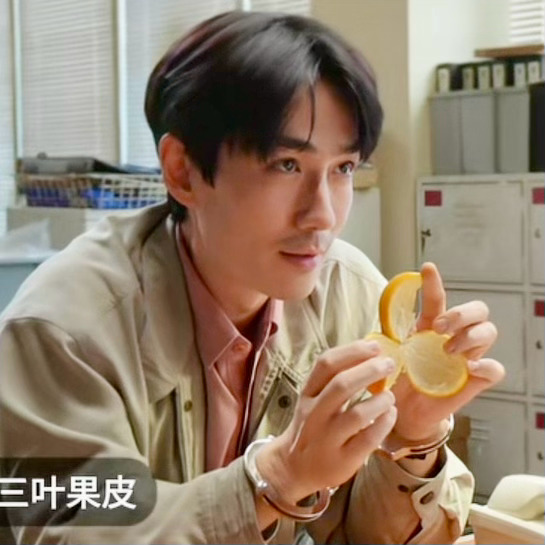 这神情是怎么演的 刚想说眼睛好大好亮啊 突然就坏狗上线变得不怀好意了[捂嘴哭]m