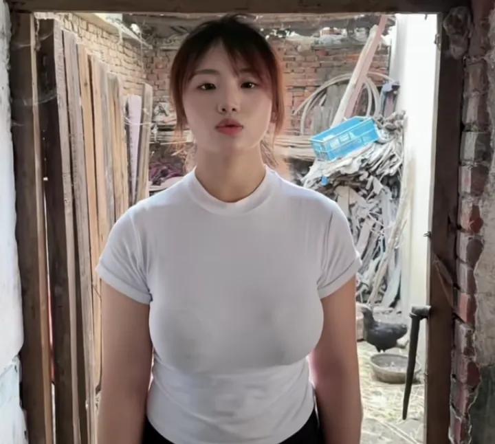 身材好，就说人家擦边，
真的不至于。
00后女业主发30多条烂尾楼维权视频，没想