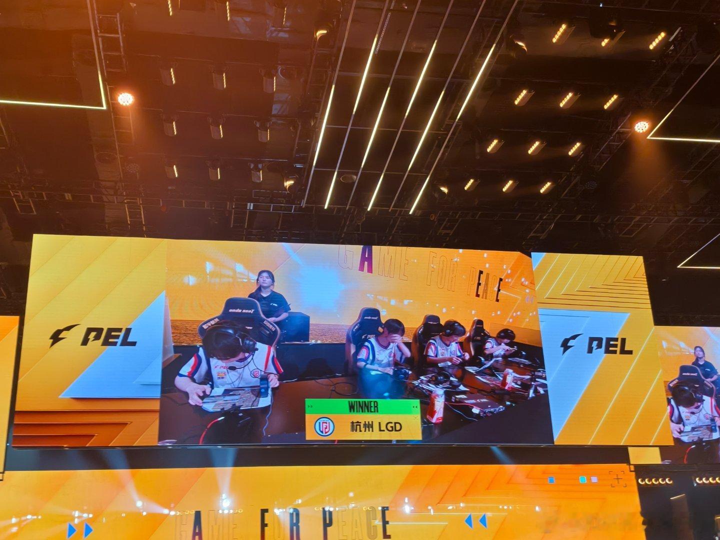 LGD和平精英大家庭开赛点咯～LGD吃鸡开赛点pel第五周冠军之夜