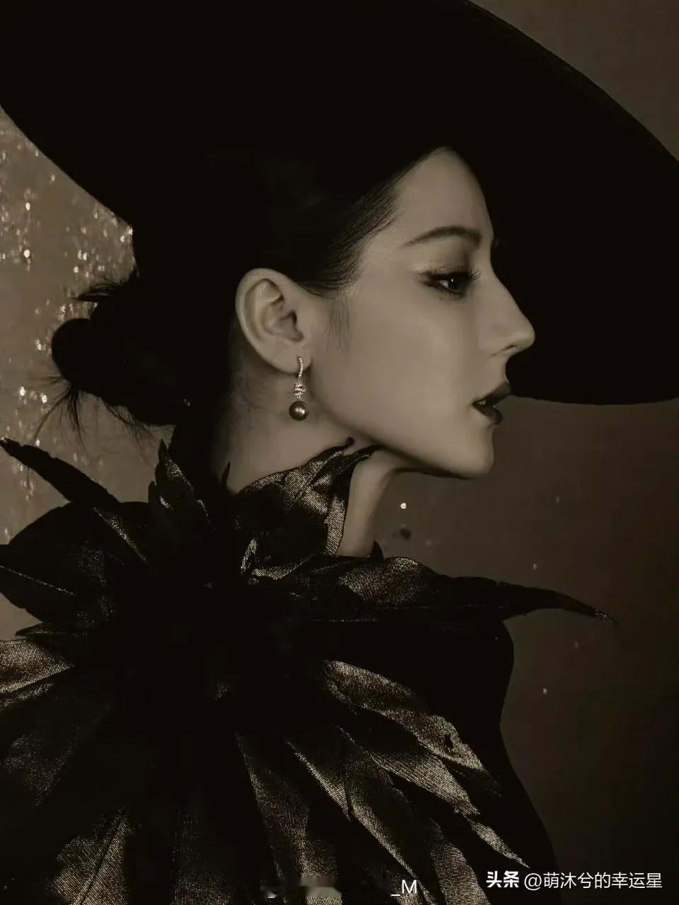 主人级别手持烟斗，搭配大光明盘发与红唇，眼神凌厉冷冽，转身定格动作被形容为“空间