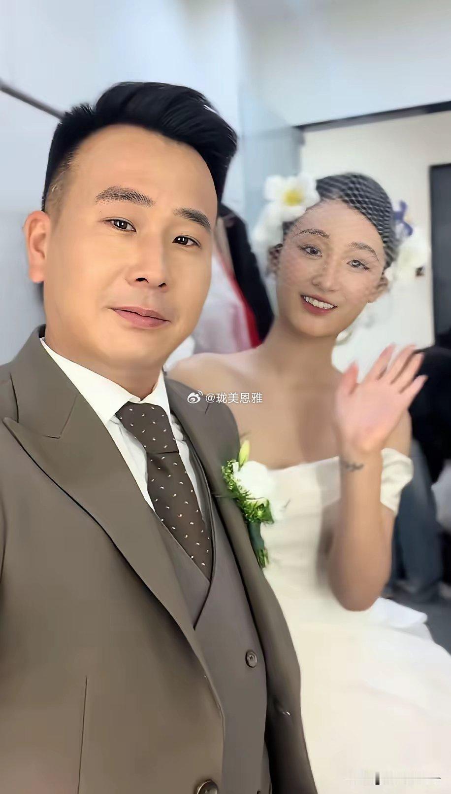 陈亚男面相都变了跟朱小伟在一起时笑的没有这么开心也许这才是真爱 