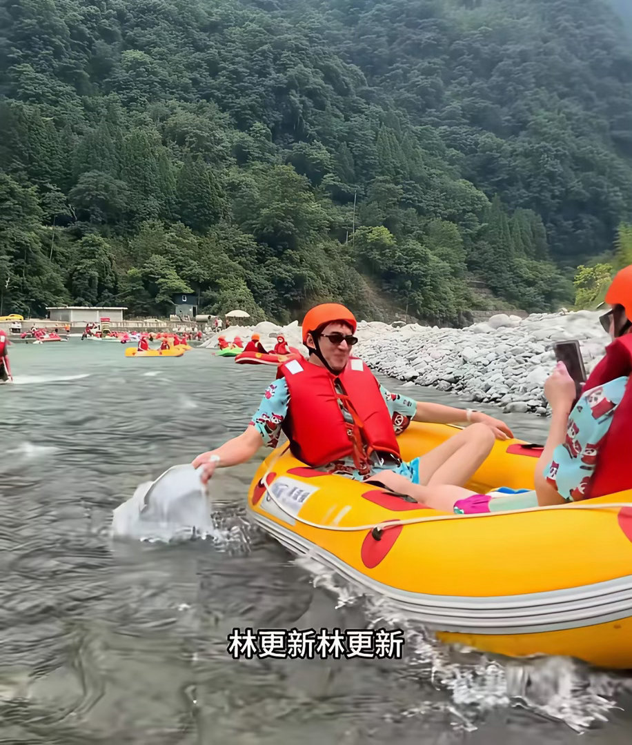 林更新跑到成都都江堰去漂流，本打算悄悄当“路人甲”，结果刚一下水，就被个四川妹子