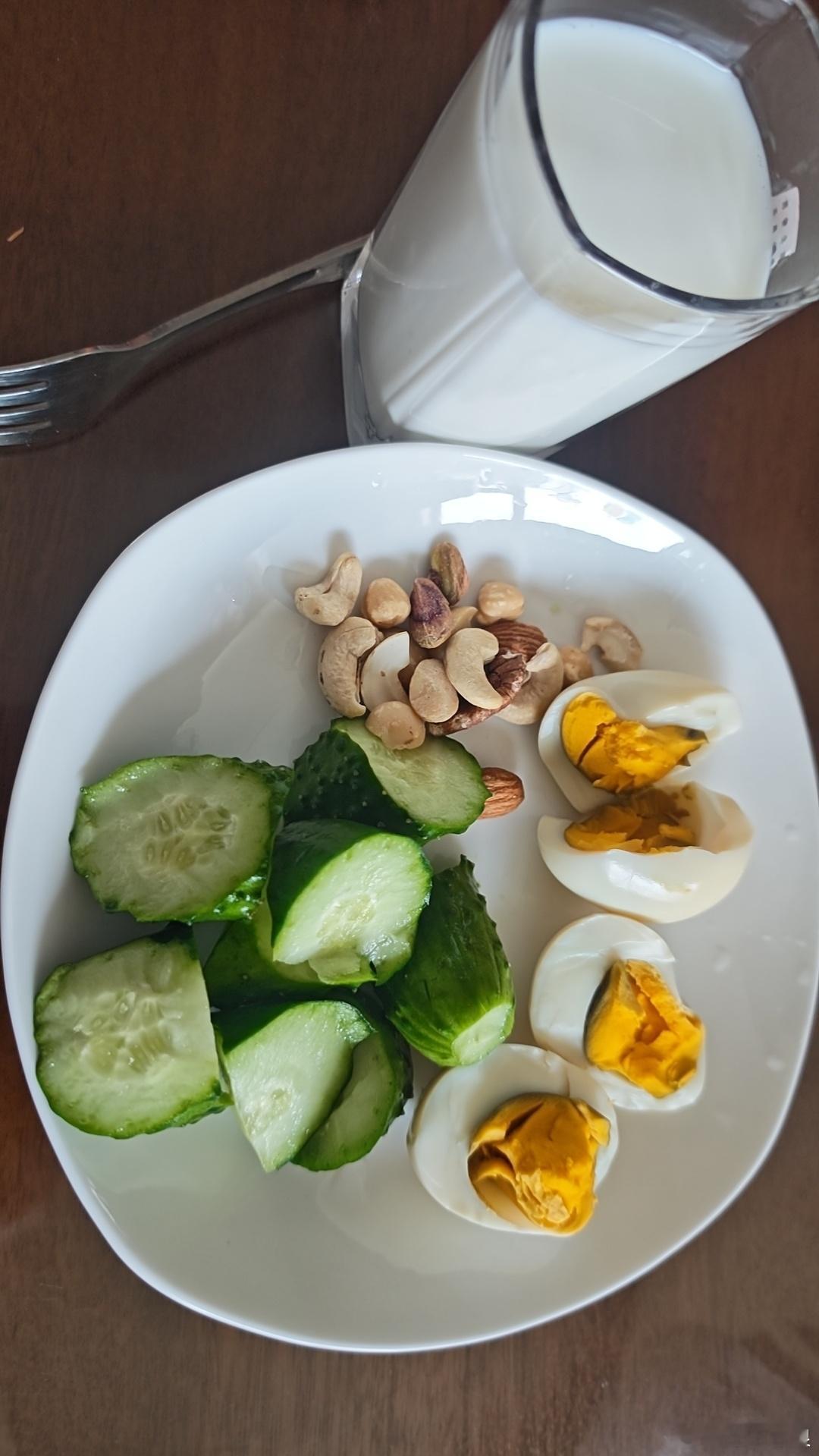 前面看地中海饮食最健康，要多吃海鱼产品，海鱼不太方便吃，还买过几次金枪鱼罐头，味