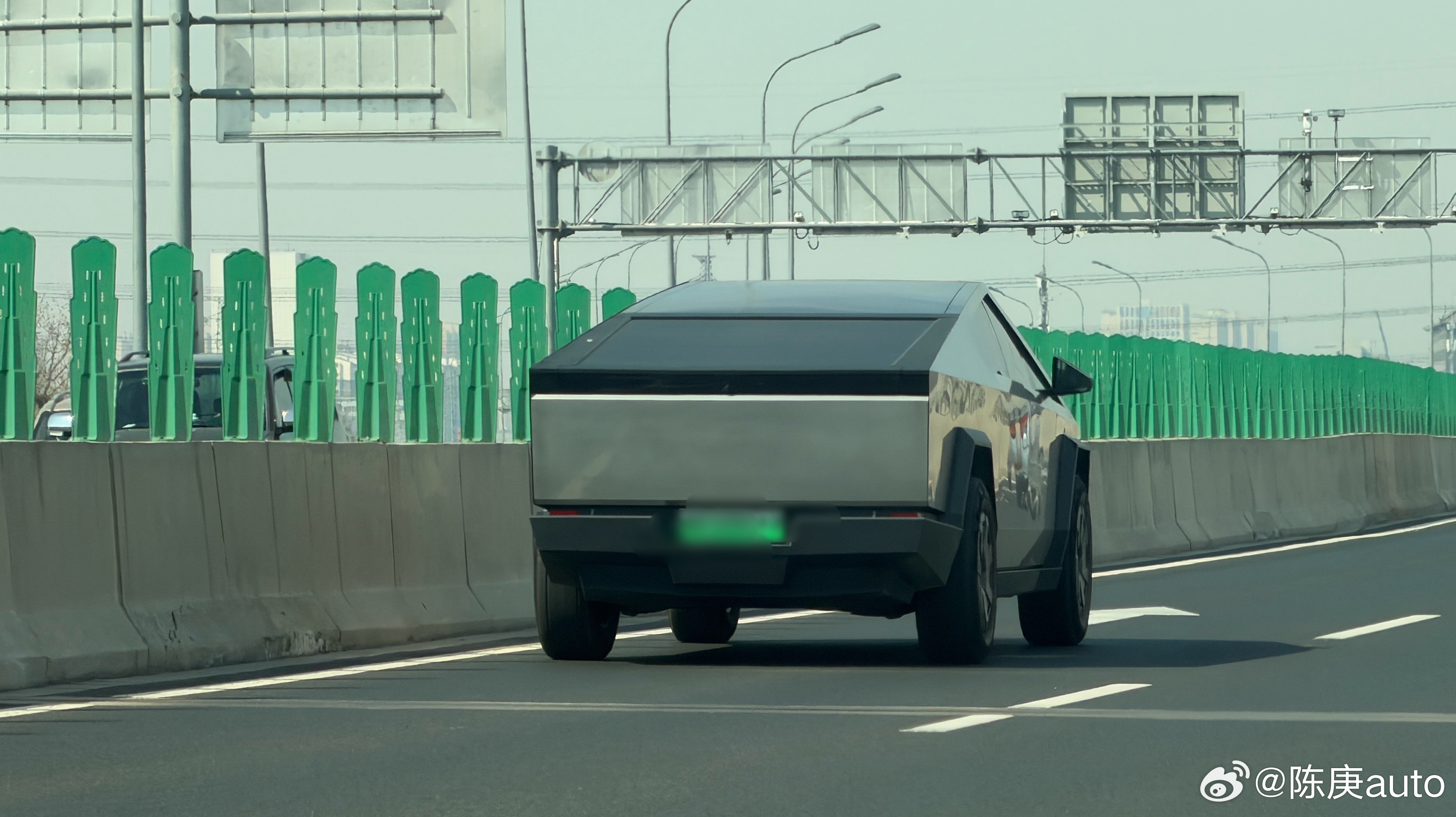 什么？！ Cybertruck！ 后视镜里这个庞然大物出现的时候还挺有视觉冲击力