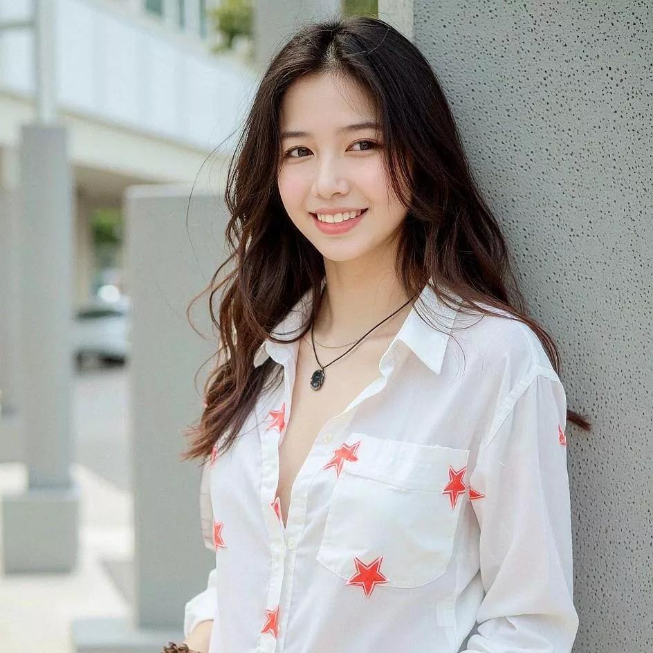 夏日清新穿搭，白色衬衫与红色星星的完美搭配，让你在人群中脱颖而出！🌟✨