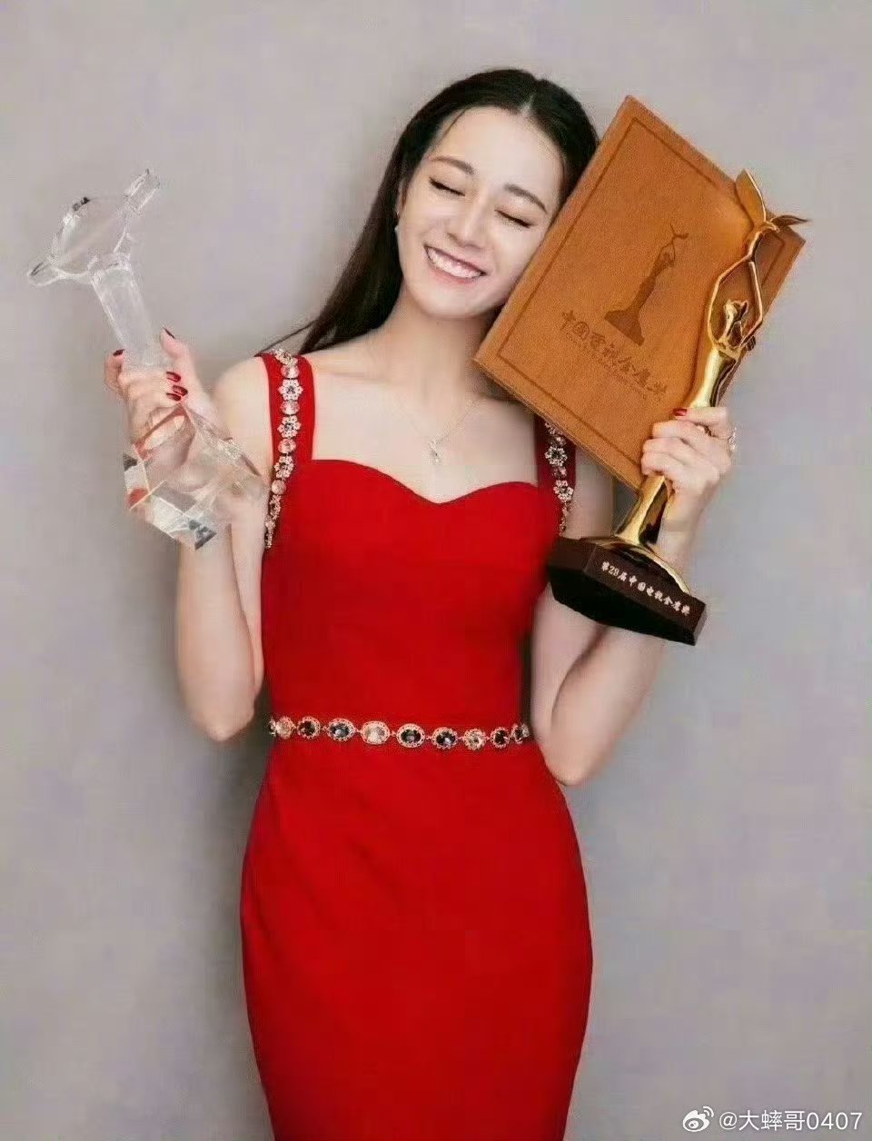 杨紫迪丽热巴赵丽颖三位主流视后三位女演员各自手握电视剧三大奖荣誉，但飞天、金鹰、