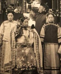 “哀家不想见到这脏东西，给我拖出去乱棍打死！”慈禧一怒，伺候的人无不战战兢兢。