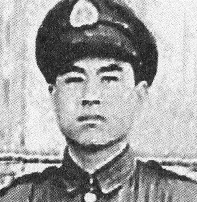 1941年，神偷“ 赛狸猫 ”藏在洞房天花板上，等新郎半夜外出撒尿，他“哧溜”一