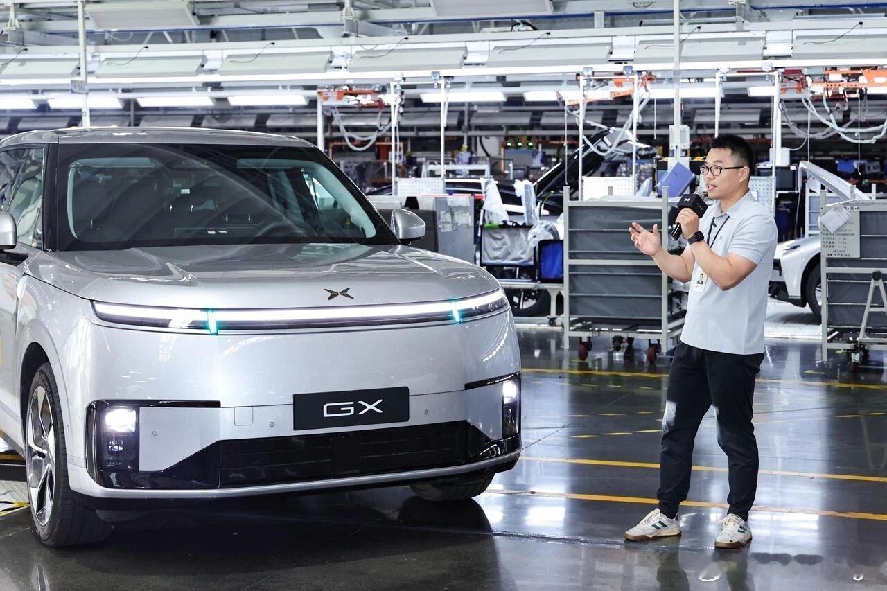小鹏 GX Robotaxi 量产版正式下线了，外观上和普通版 GX 没有太大区