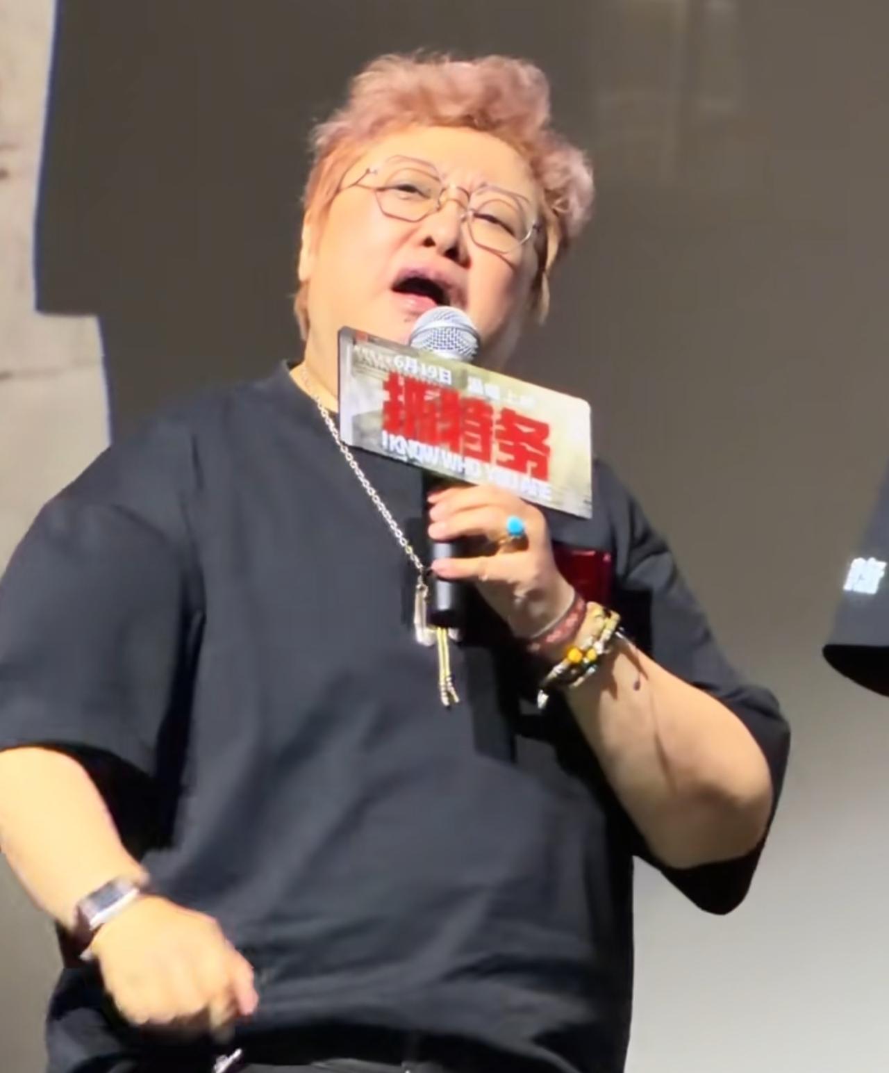 韩红“走个面”这场舆论风波总算有了收尾，她刚刚在微博正式发文道歉，坦言当时那句发