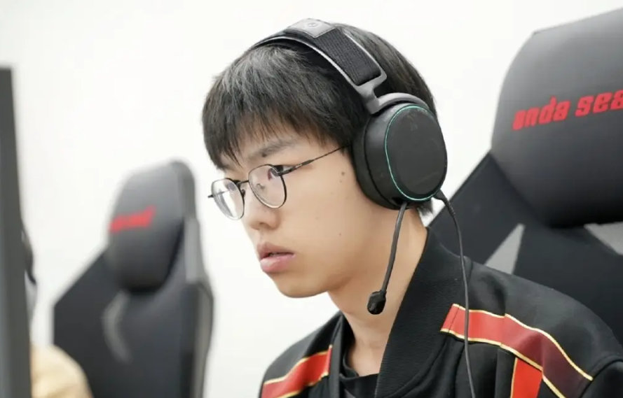 #FPX小老虎不打了# ​ LPL各战队现在是流行后院失火吗？FPX上单小老虎X