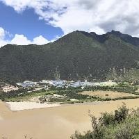 到雅鲁藏布江大峡谷。峡谷全长504.6公里，平均深度2268米，是世界第一大峡谷
