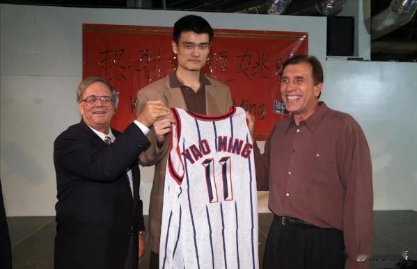姚明，绰号“移动长城”，前NBA球员，8次入选全明星阵容。

姚明，这个名字在中