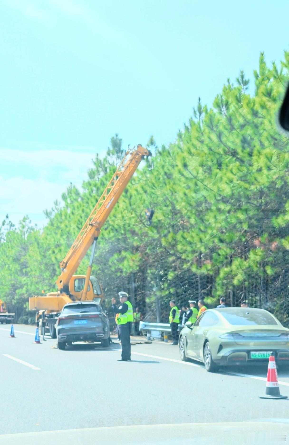 济广高速真的很难绷_(:з」∠)_就两条道，一碰撞就是大堵车，到会昌南服务区这堵