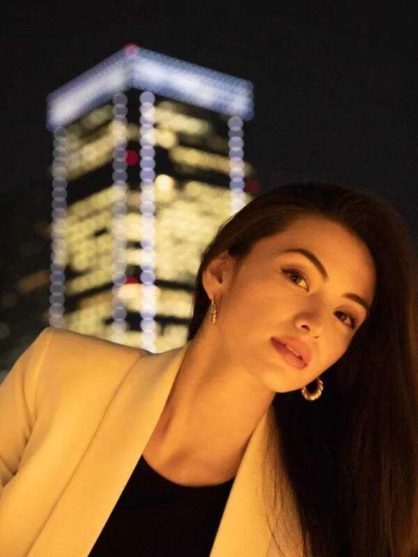 不得不说，吴建豪的择偶审美一直很在线啊！
他的二婚太太Emi是一个歌手兼艺术家。