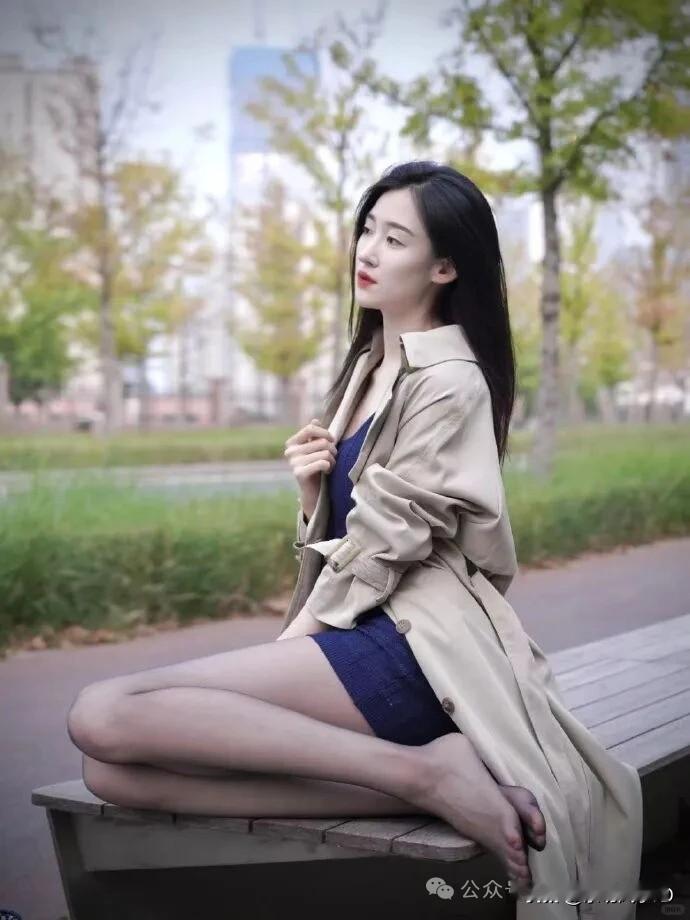 秋日漫步，微风轻拂，悠然自得。.