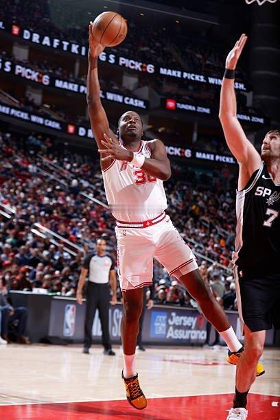 替补中锋卡佩拉前一场打灰熊只能上6分37秒，火箭球迷说灰熊内线弱，申京状态好，卡