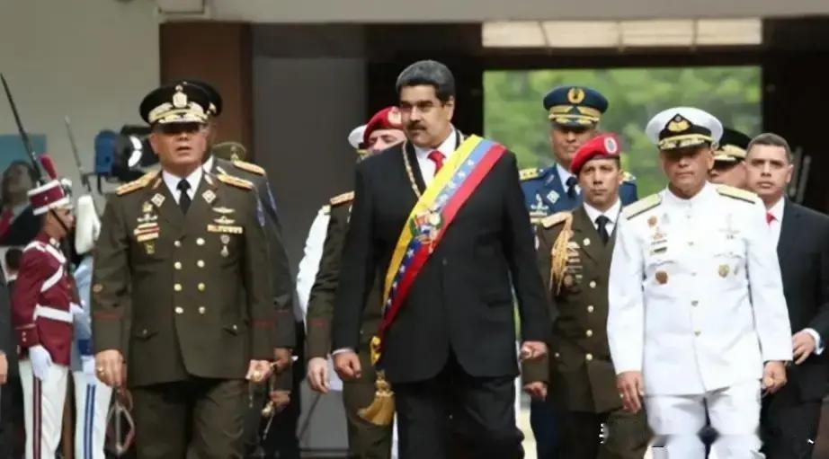 这两天看到个炸裂的假设性话题：如何评价美国突袭委内瑞拉抓获马杜罗。

先说结论：