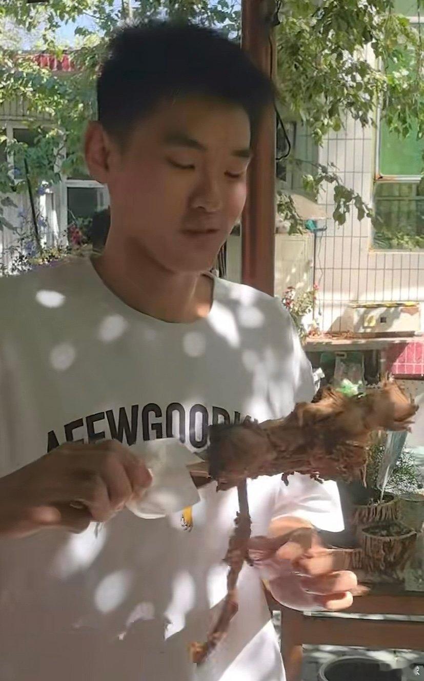 杜锋指导请全队回家吃饭啦，回到新疆老家必须安排烤全羊[哇]，杜导还特意表扬王洪泽