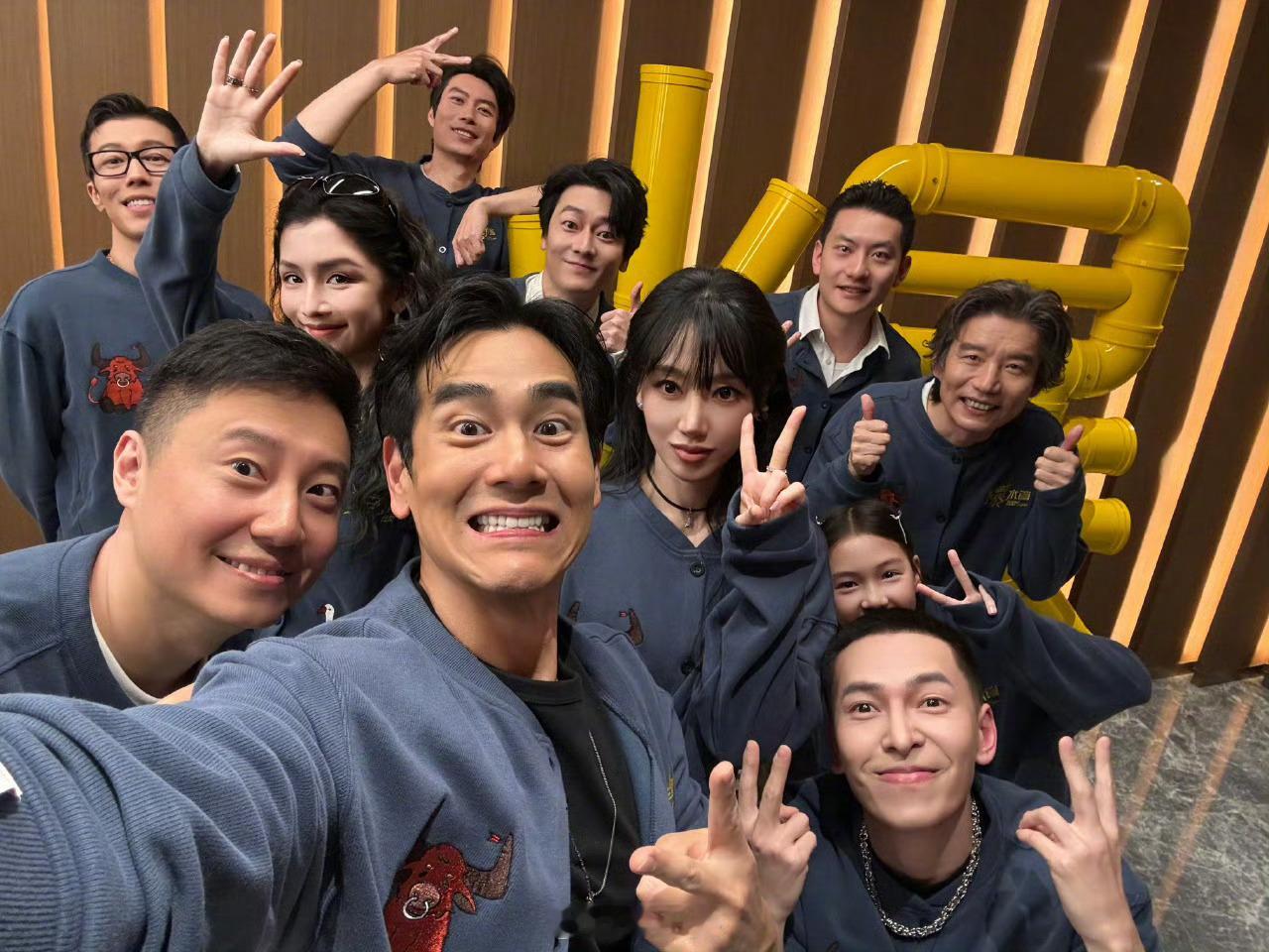 等我出道了我也要和彭于晏合照《爆水管》剧组合照太戳人！喜剧人天团配彭于晏颜值外挂