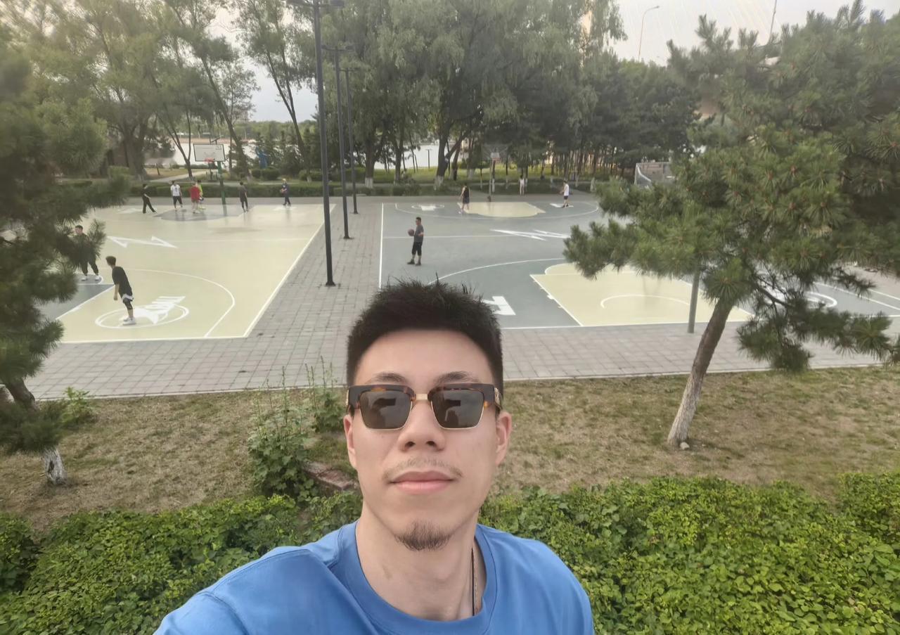给张镇麟点赞，他为沈阳捐赠两个球场！

张镇麟已经开始做公益，他在社交平台上晒出