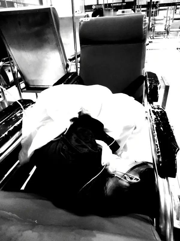 男子术后登机身亡 家属曾签免责声明 这起61岁男子术后登机身亡的事件太让人痛心了