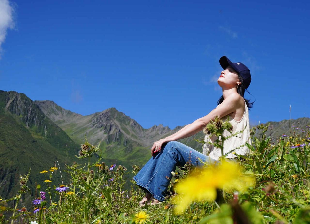 巴郎山的夏天，漫山野花与蓝天白云
山野永远是最好的治愈，人生新体验，在巴郎山看到