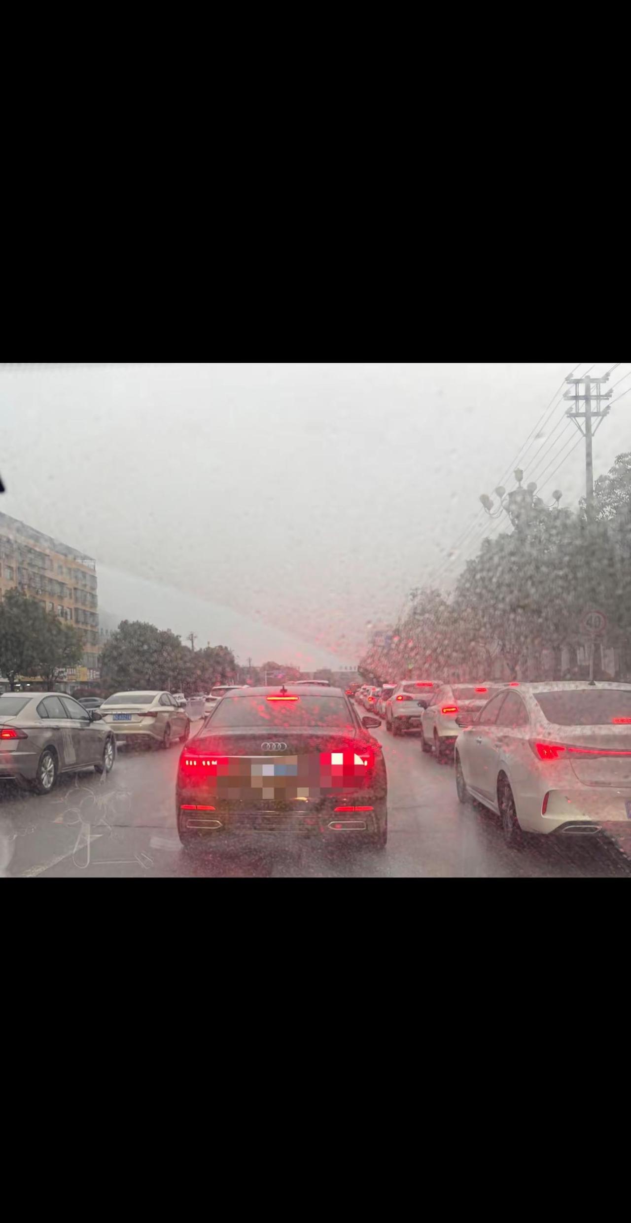 交通堵塞 雨天开车vlog 雨刮器都忙不过来了