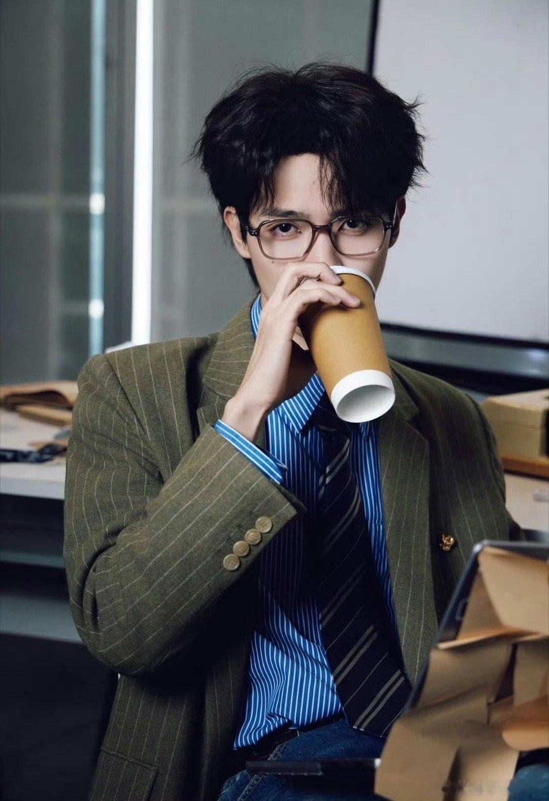 罗一舟官宣加盟《在恋爱开始之前》恋爱助力团，期待他在节目中的精彩互动和独特见解！