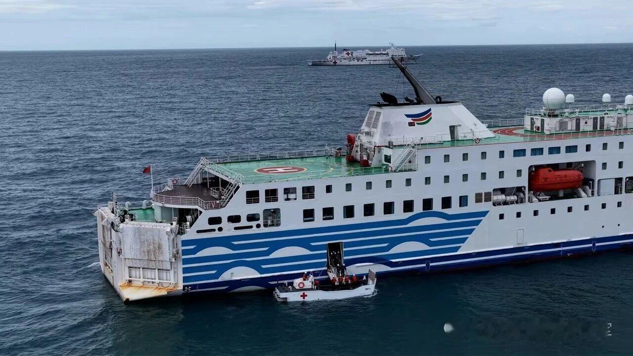 “丝路方舟”号医院船在南海沿海，与“三沙二号”交通船举行联合演习，用船载小型登陆
