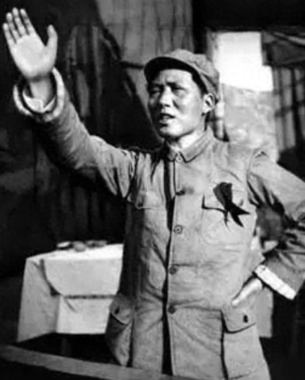 1975年，周养浩刚被特赦出狱，第一件事就是申请回台湾投靠蒋介石。
结果被蒋介石