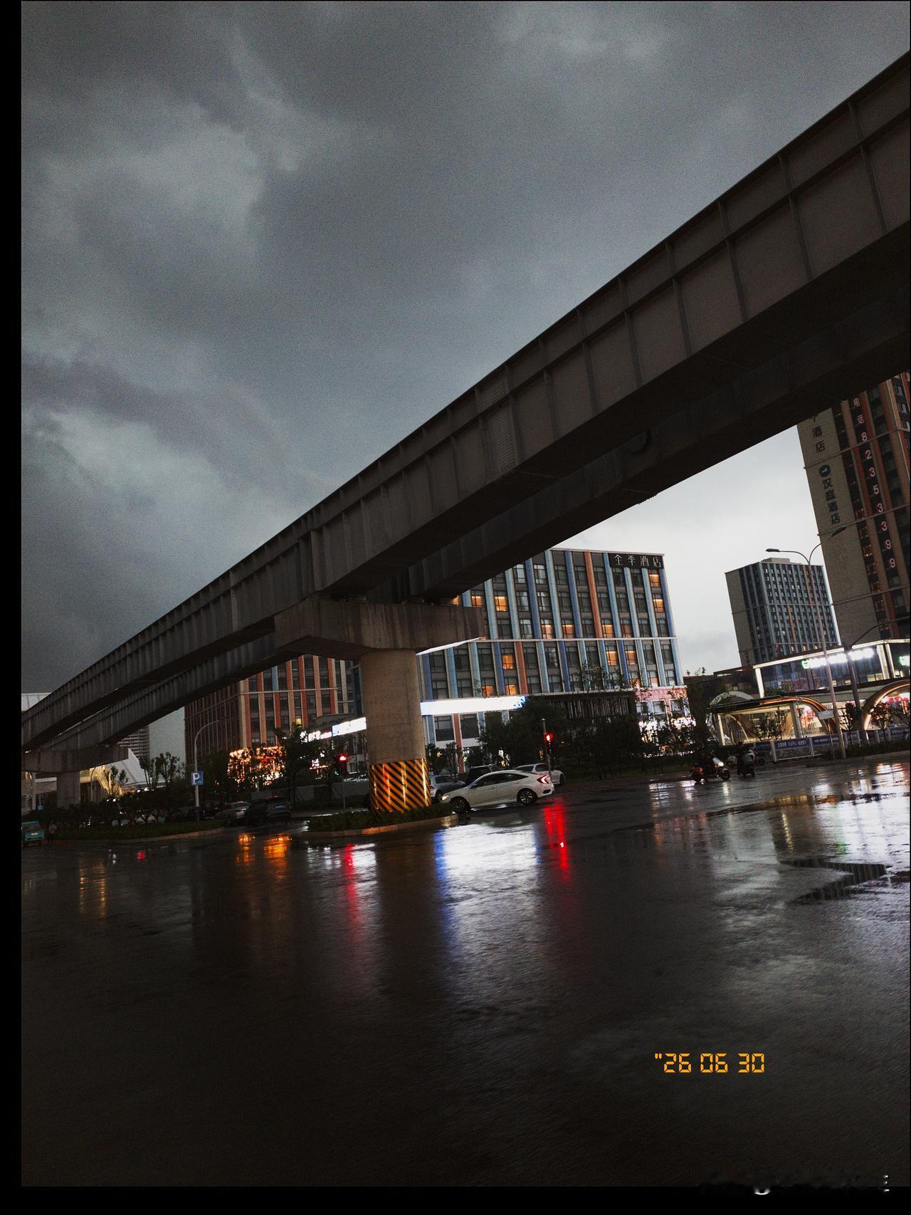 济南是一座温暖的城市，这组大片看上去有点压迫感。其实，济南的压迫感也已经开始了。