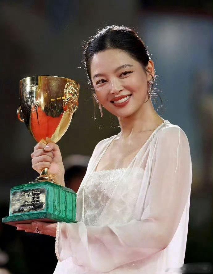 影女一辛芷蕾、视女一赵丽颖、星光女一刘亦菲、商业女一杨幂，85TOP从此四角俱全