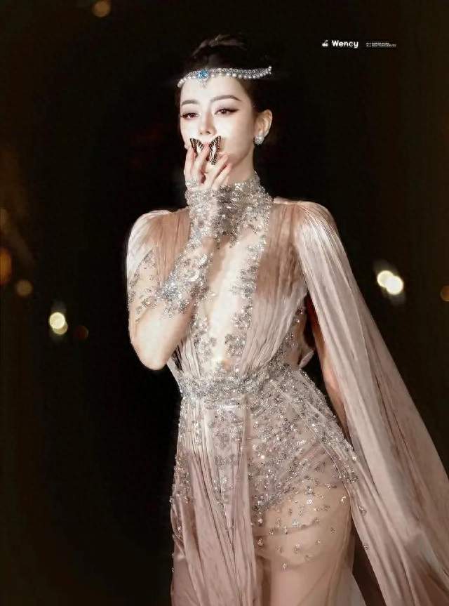 迪丽热巴VOGUE雨中红毯封神！衔蝶放飞氛围感拉满