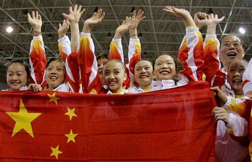  中国体操女团夺冠后拥抱大哭 相拥而泣的画面破防了！顶住压力，拿下冠军，恭喜中国