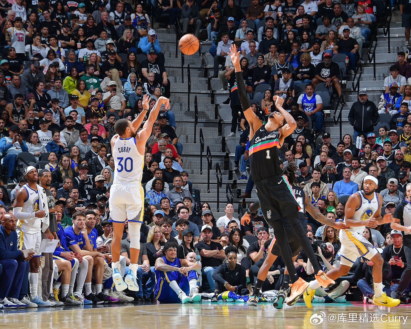 科尔谈库里和文班亚马：“他们就是体系本身，他们自然而然地成为了球队的框架。归根结