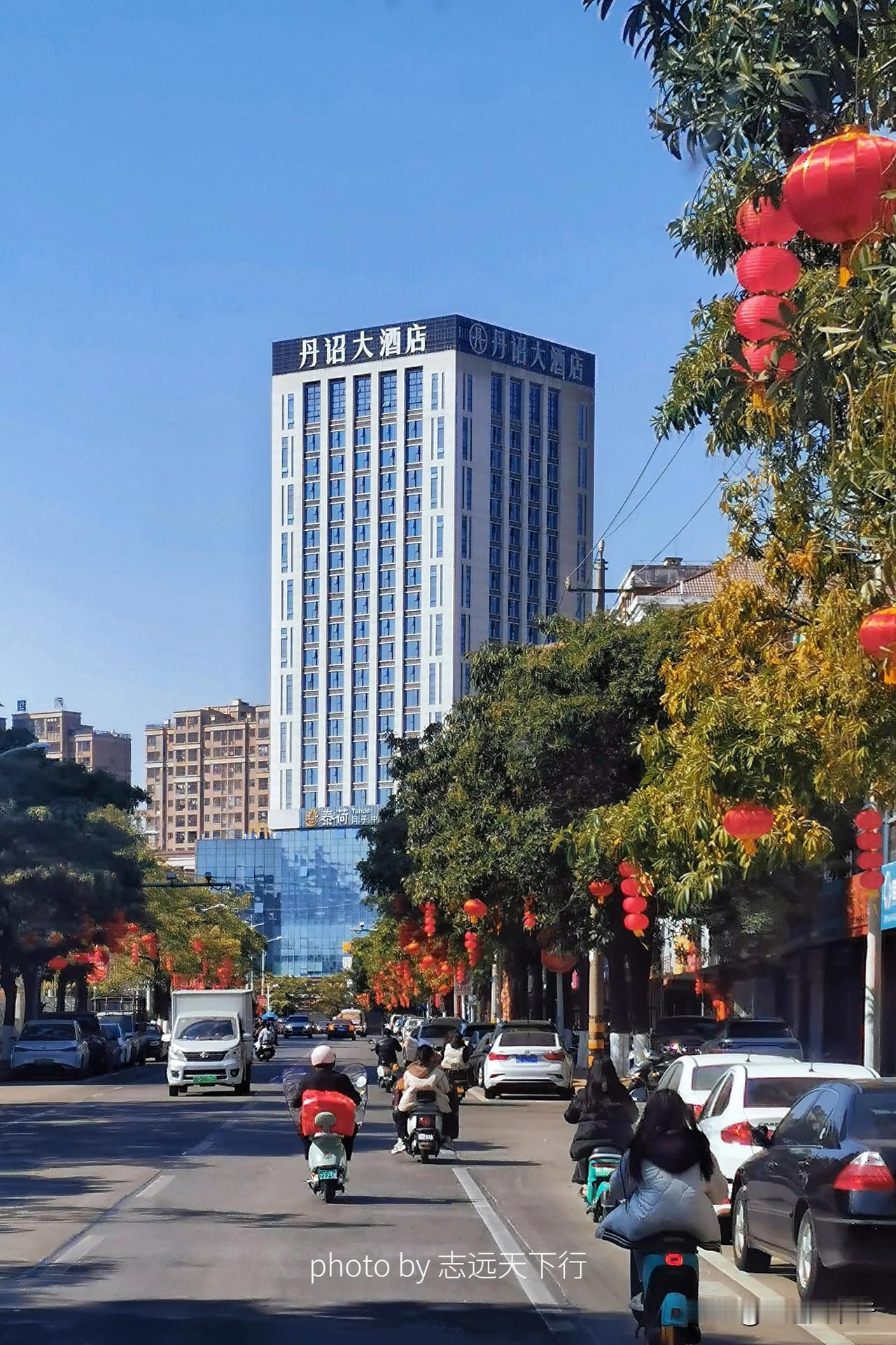 跟着志远天下行，一路吃着去旅行。
​今晚入住诏安5钻酒店--丹昭大酒店，晚餐就在