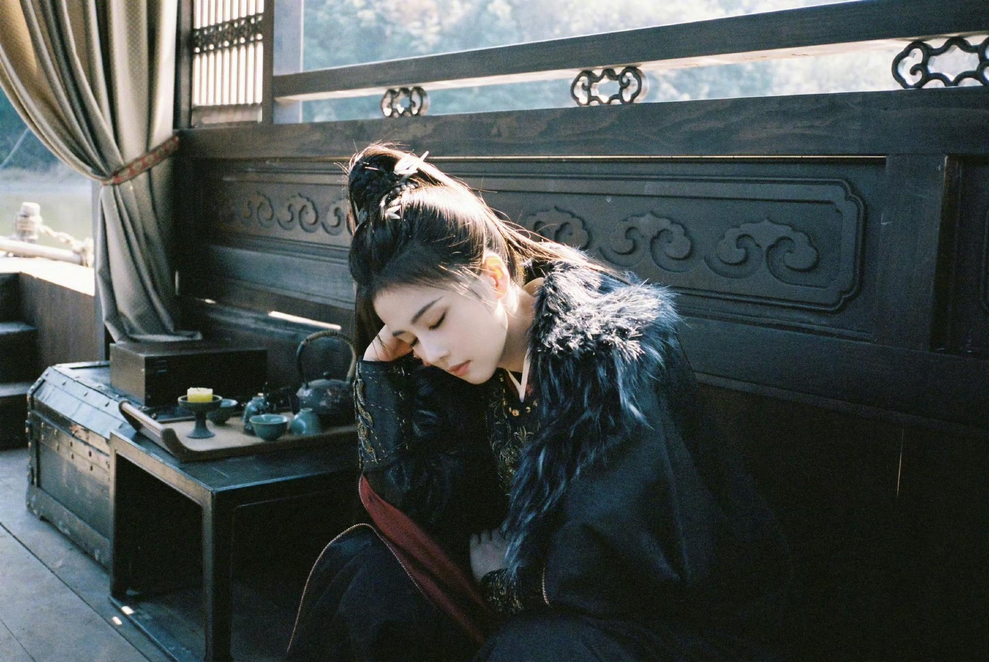 白鹿这一身好像人间少年帝王。唐宫奇案特别好看，我重看看到第三集了，昨天想充SVI