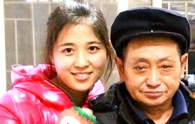 1990年，重庆一36岁的单身汉捡到一女婴，省吃俭用把女孩拉扯大，不料女儿成年后