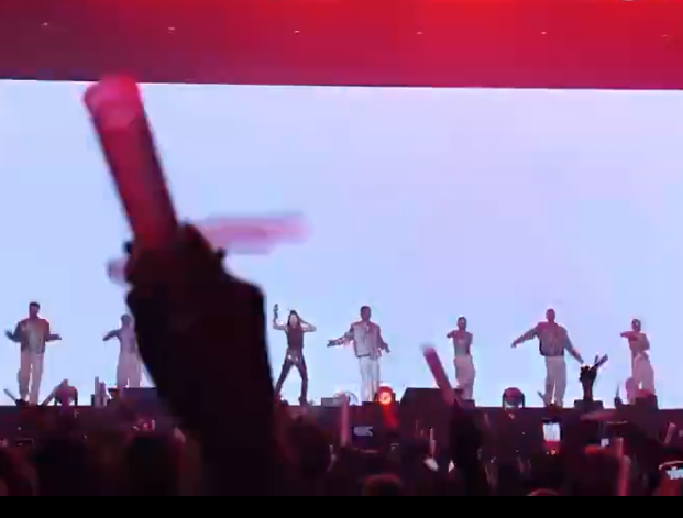 万妮达演唱会台下比台上齐 这不就是万人大合唱的场面，万妮达你可是太有福了，不过现