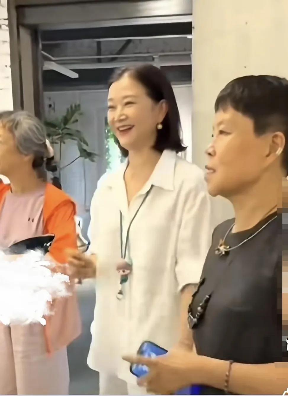 58岁的宋祖英近日罕见现身，素装出镜，依稀能辨出她年轻时美丽的影子，尤其笑起来还