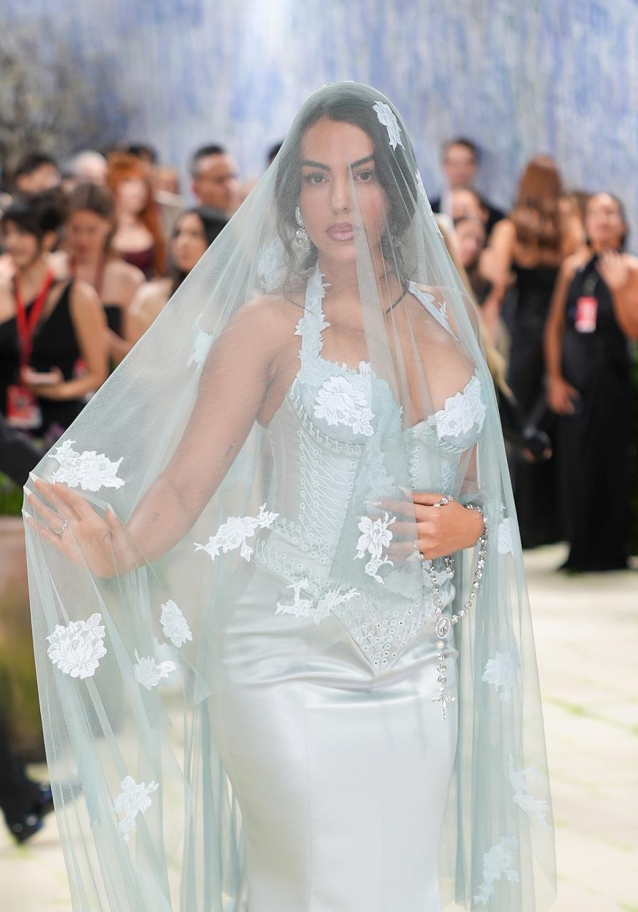 C罗未婚妻拿着5500万念珠走红毯，上面的宝石闪到晃眼。
她一出场，就凭这件“天