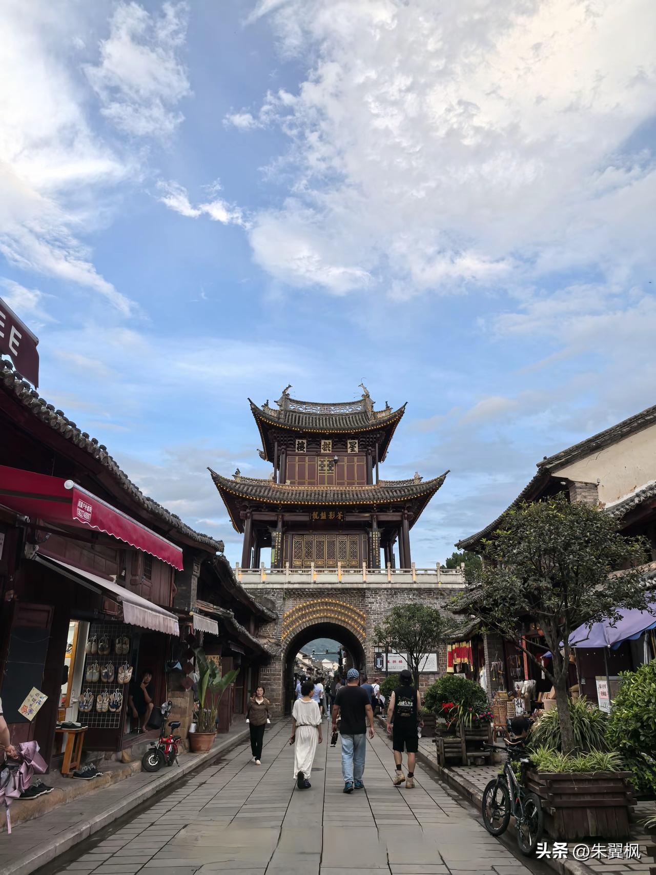 旅游这玩意，就是去一个别人在烦了的地方。你到我这儿看风景，我到你那看风景，感受不